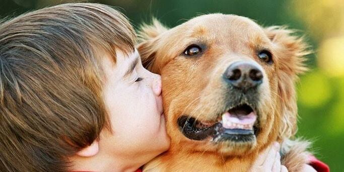 Jong kuss den Hond a gëtt mat Parasiten infizéiert